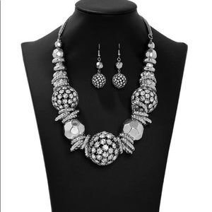 NWT Paparazzi Zi necklace set